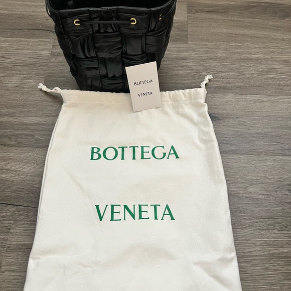 Bottega Veneta small cassette cross body bucket - Picture 2 of 9